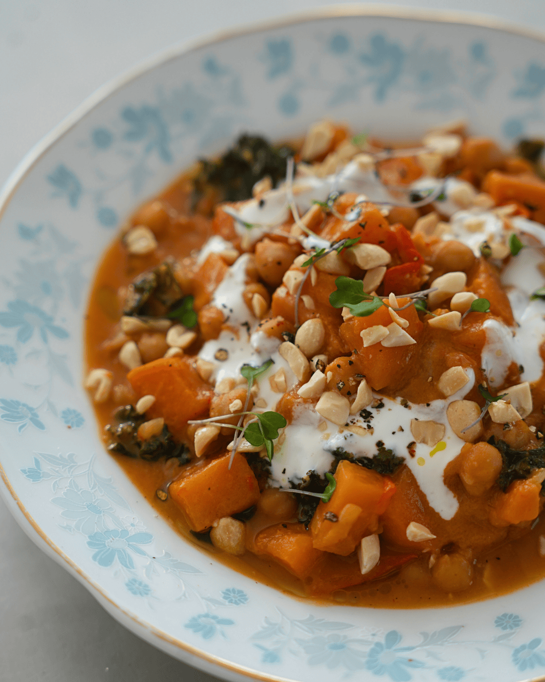 Gulasz z batatami i masłem orzechowym